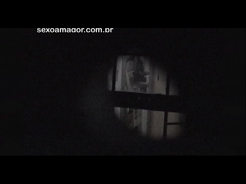 ❤️ Блонди ба таври махфӣ аз ҷониби як сайёҳи ҳамсоя, ки паси хиштҳои холӣ пинҳон шудааст, сабт мешавад ☑ Синси босифат дар мо ️❤